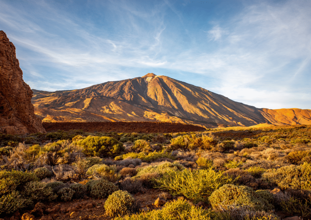 Wulkan Teide na Teneryfie o zachodzie słońca – najwyższy szczyt Hiszpanii i park narodowy wpisany na listę UNESCO