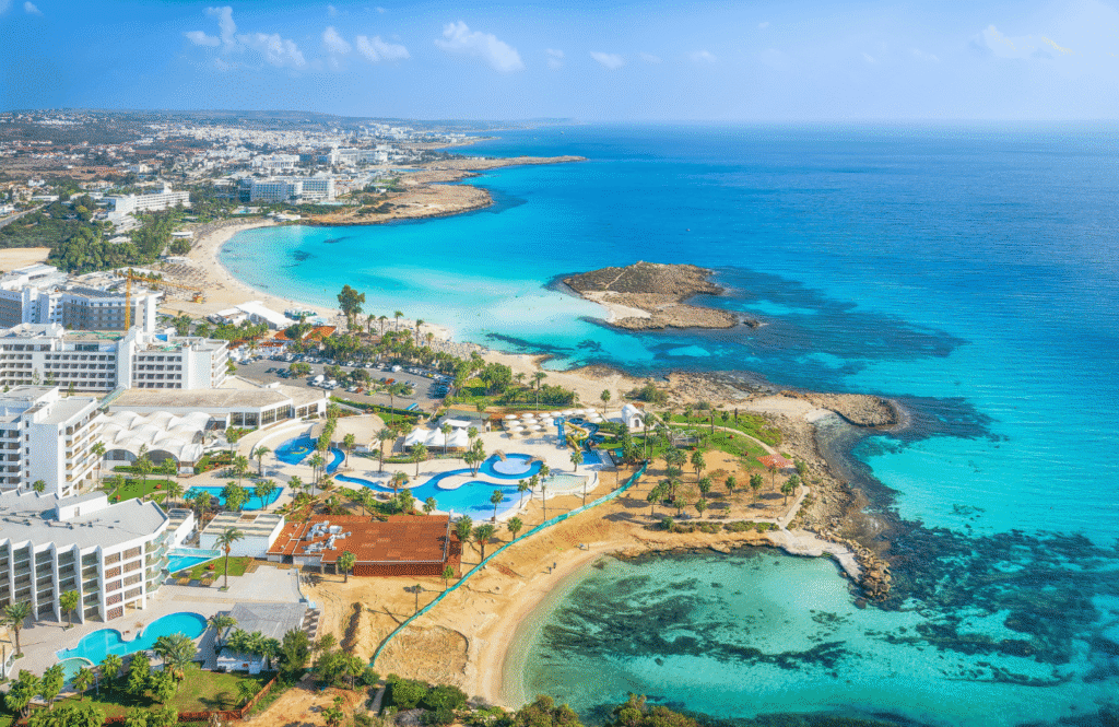 Wakacyjny widok na piaszczyste plaże i turkusową zatokę w Ayia Napa na Cyprze – idealne miejsce na czerwcowy urlop