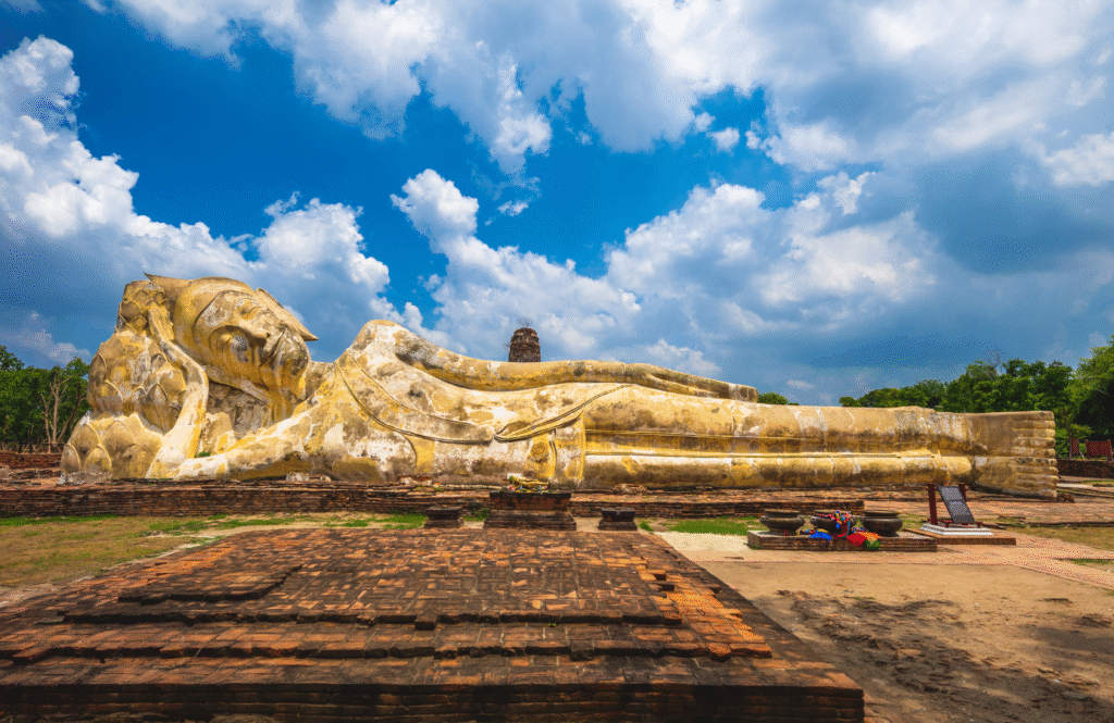 Leżący posąg Buddy w świątyni Wat Lokayasutharam w Ayutthayi, otoczony ceglanym dziedzińcem, Tajlandia