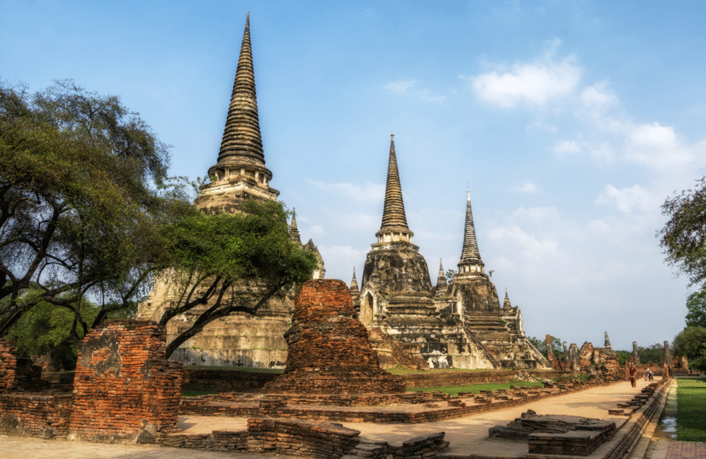 Ruiny królewskiej świątyni Wat Phra Si Sanphet z trzema charakterystycznymi stupami, Ayutthaya, Tajlandia