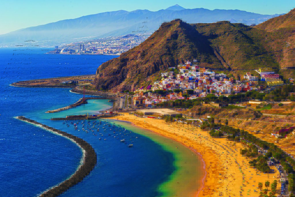 Widok na złocistą plażę Playa de Las Teresitas z turkusową wodą i stożkiem wulkanu Teide w tle – idealne miejsce na listopadowe wakacje
