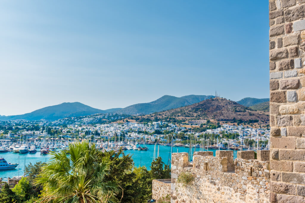 Panorama Bodrum z widokiem na port jachtowy – idealny kierunek na wakacje Turcja All Inclusive.