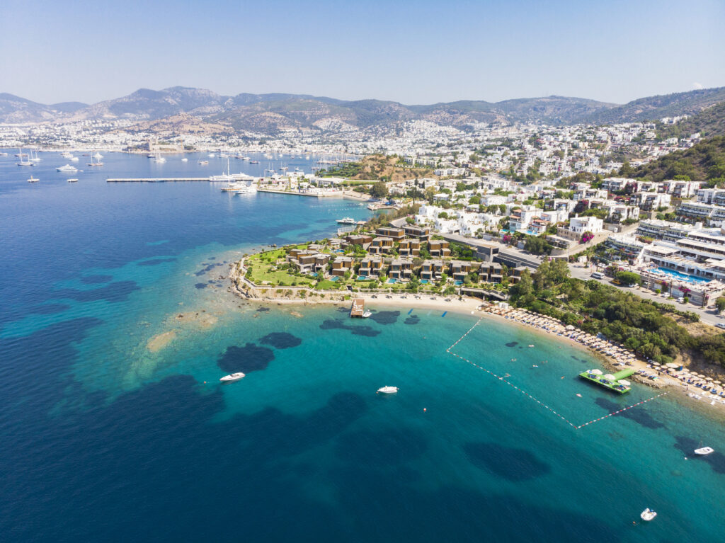 Panorama Bodrum z luksusowymi hotelami przy plaży – idealny kierunek na wakacje Turcja All Inclusive.