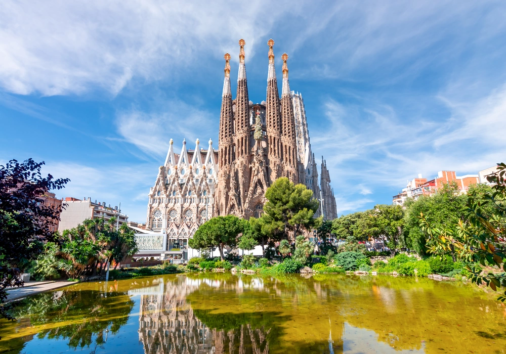 Bazylika Sagrada Familia w Barcelonie – ikona katalońskiej architektury, dzieło Gaudiego i symbol Hiszpanii.