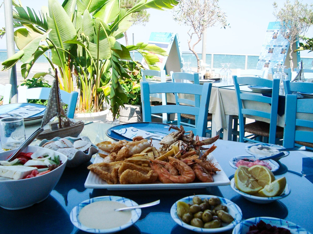 Cypryjska kolacja nad morzem – owoce morza, sałatka z halloumi i mezze w tawernie