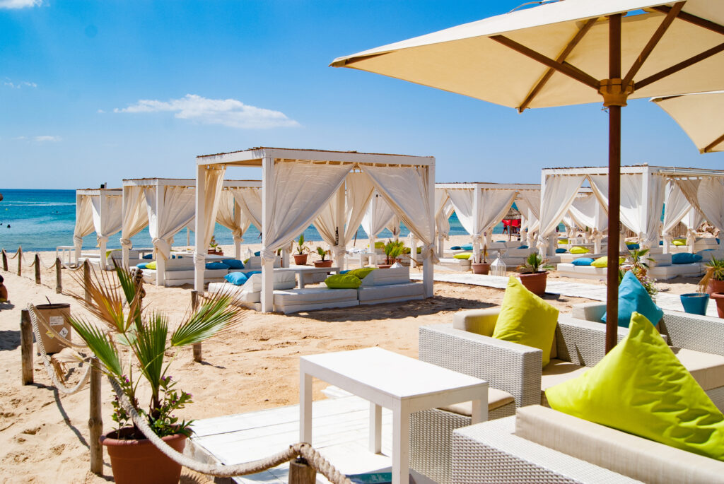 Luksusowe białe altany na plaży z widokiem na morze – Tunezja All Inclusive