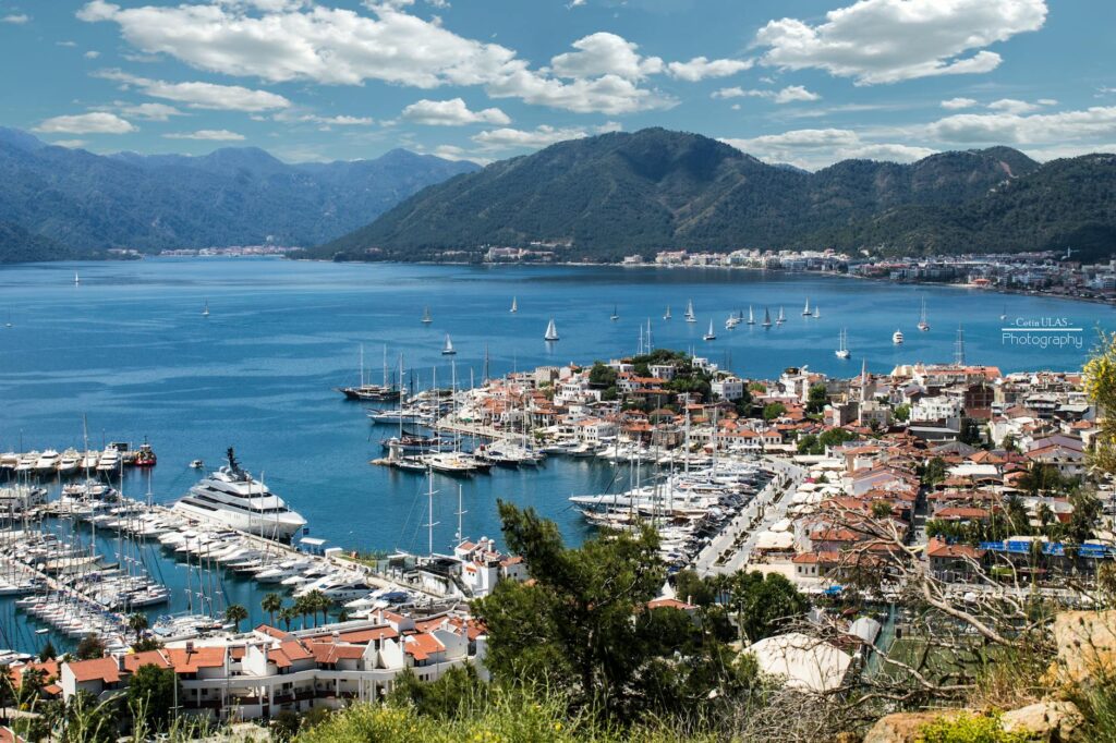 Malownicza zatoka w pobliżu Marmaris z jachtami i turkusową wodą