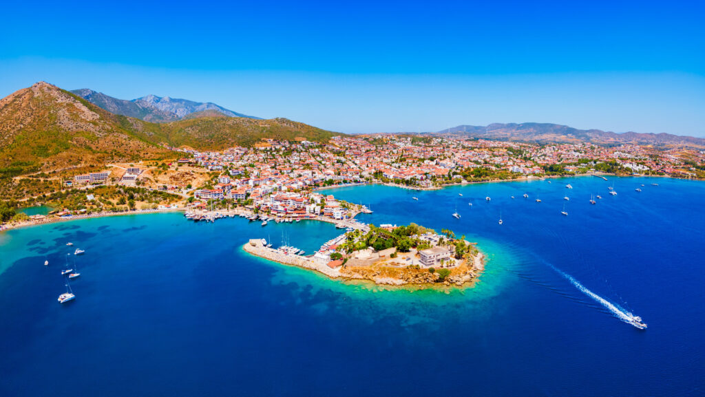 Panorama Datça z widokiem na marinę i wybrzeże – idealne miejsce na spokojne wakacje Turcja All Inclusive.