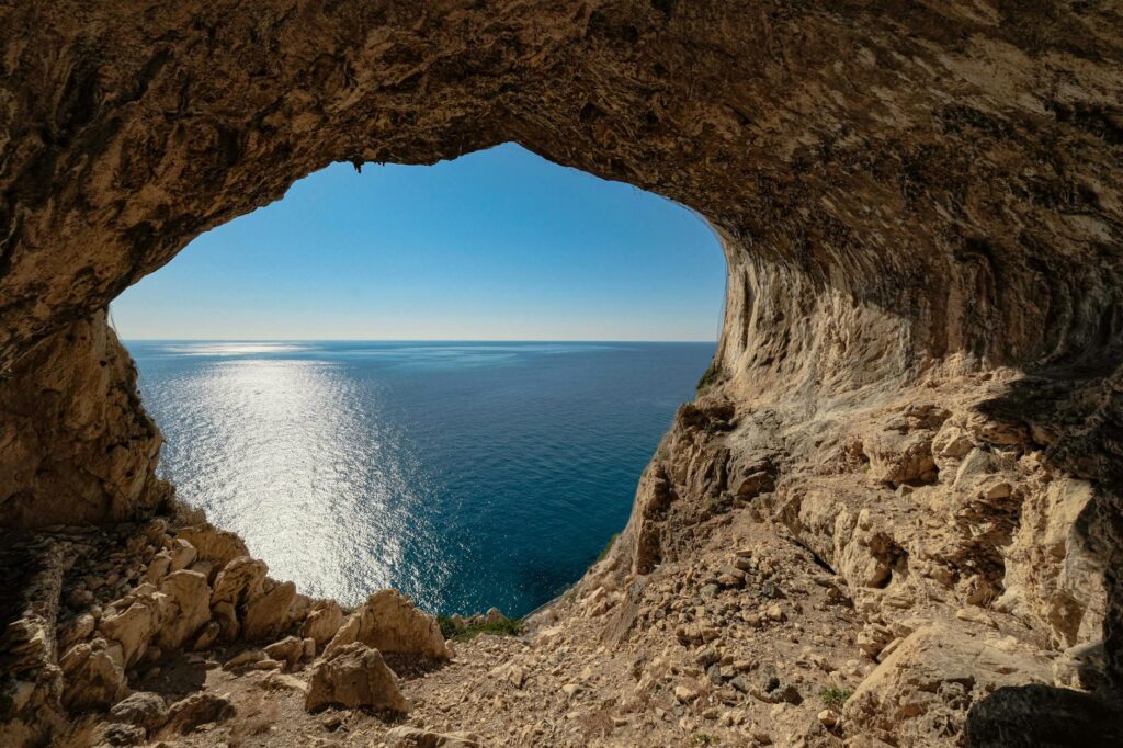 Widok z groty na jaskinie morskie i turkusową wodę w okolicach Ayia Napa na Cyprze