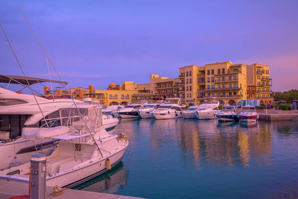 Rondo Marina w centrum Hurghady z kolorowymi budynkami, sklepami i ruchem ulicznym