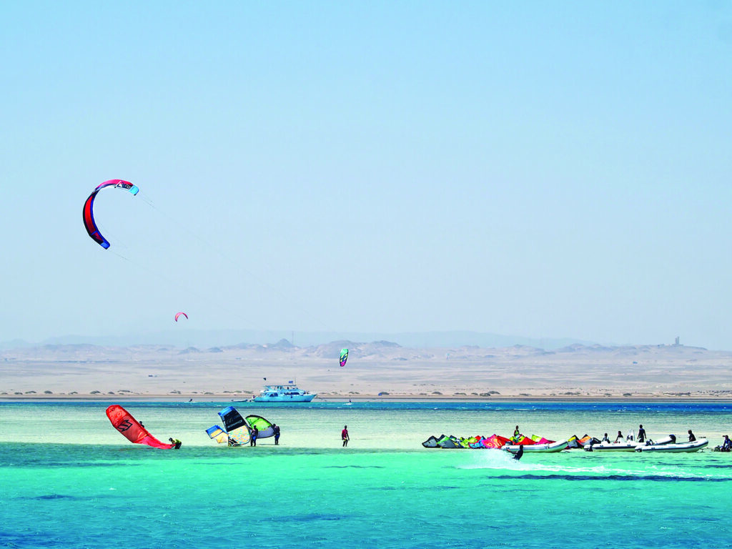 Kitesurferzy na turkusowych wodach Morza Czerwonego w Egipcie All Inclusive