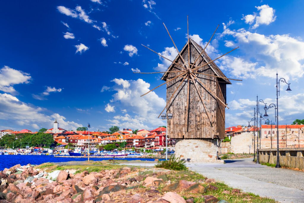 Drewniany młyn wiatrakowy nad morzem w Nesebar – atrakcje Bułgarii
