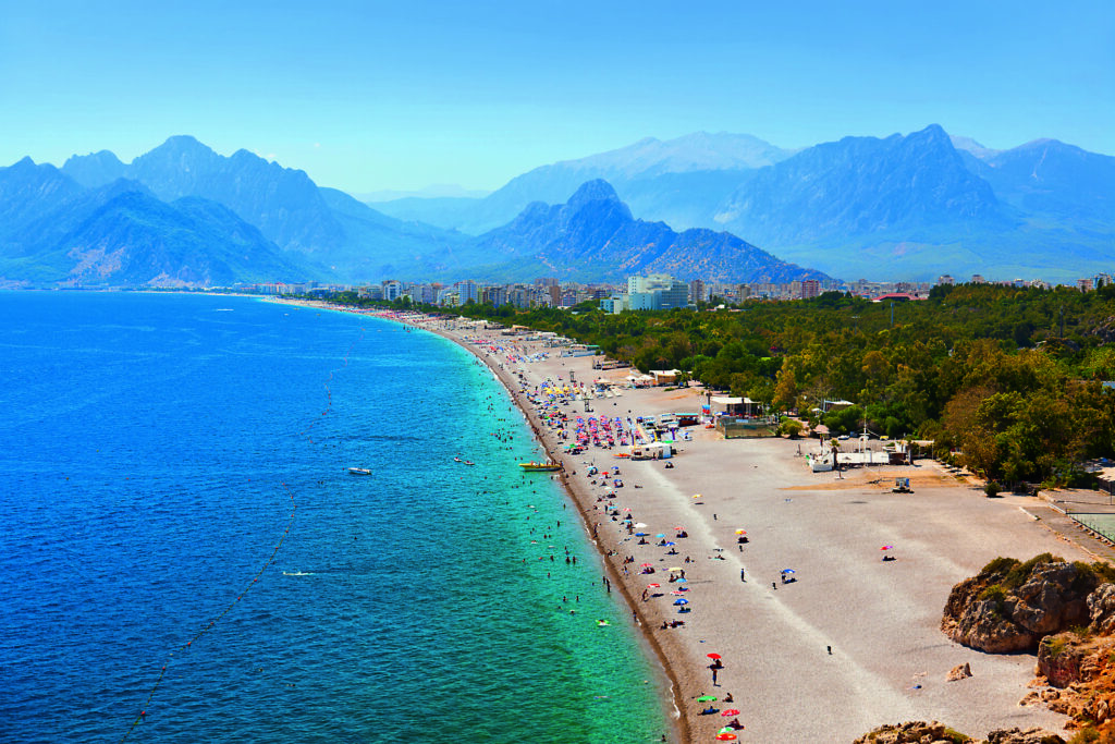 Plaża Konyaalti w Antalyi z widokiem na góry Taurus – idealne miejsce na wakacje Turcja All Inclusive.