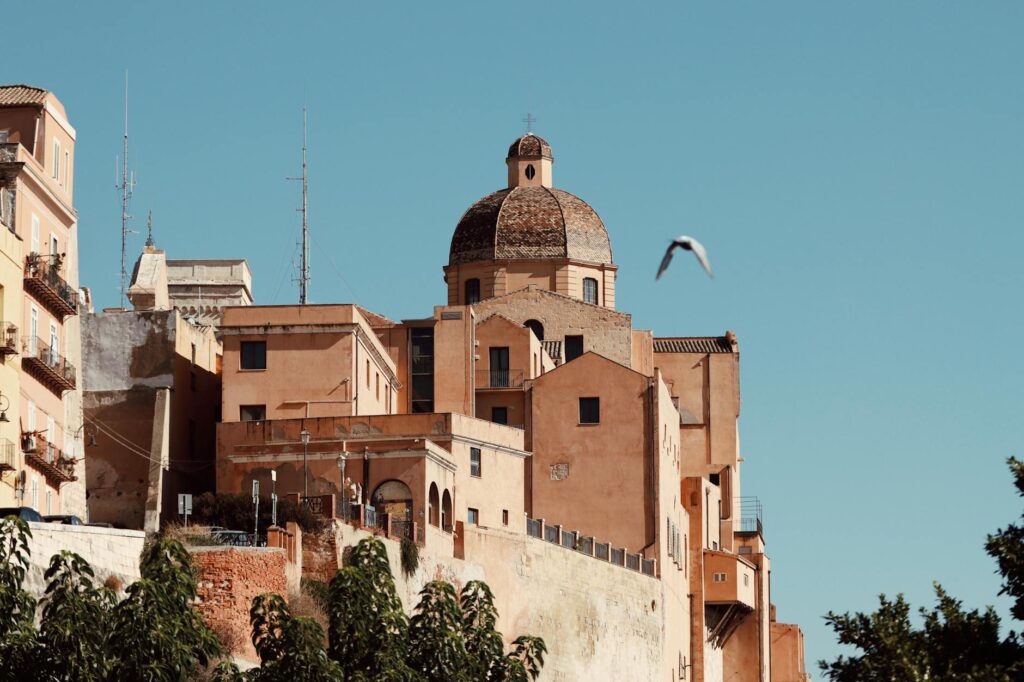 Panorama stolicy Sardynii – miasta Cagliari, widok od strony portu