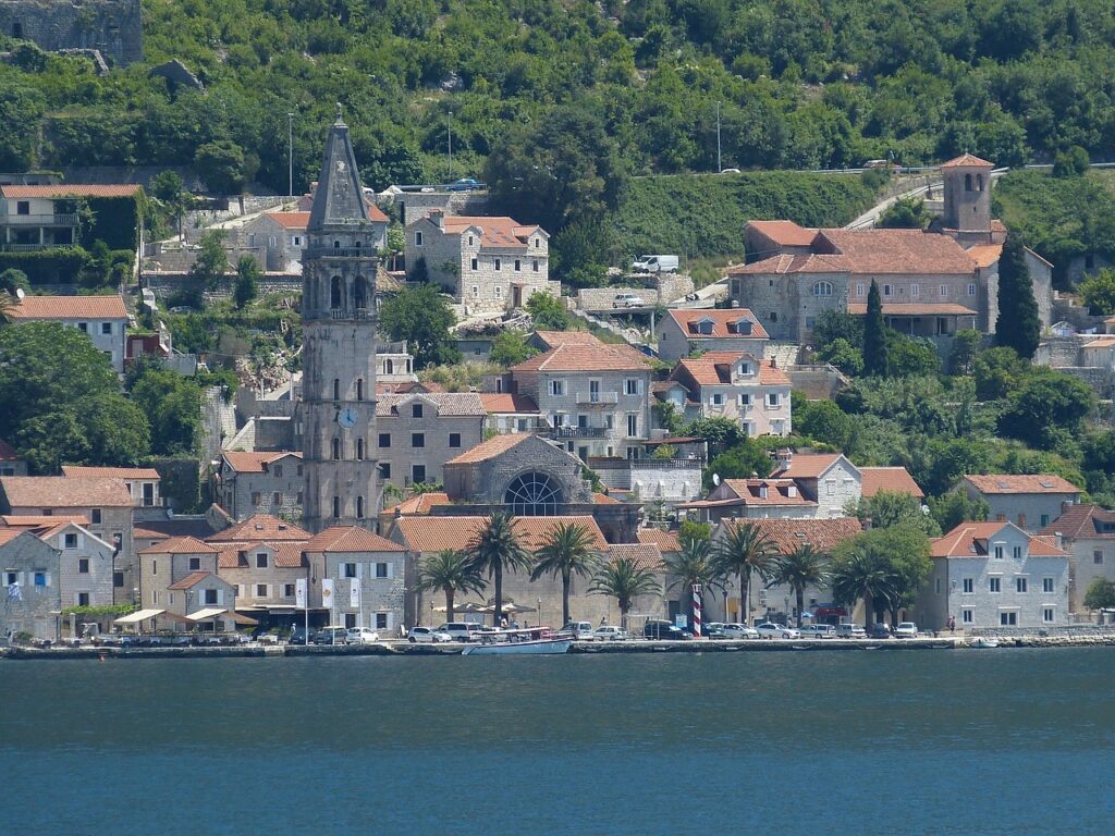 Widok na miasto Kotor i Zatokę Kotorską otoczoną górami