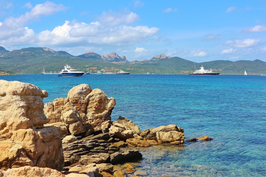Nocny widok na marinę i miasteczka Costa Smeralda na Sardynii
