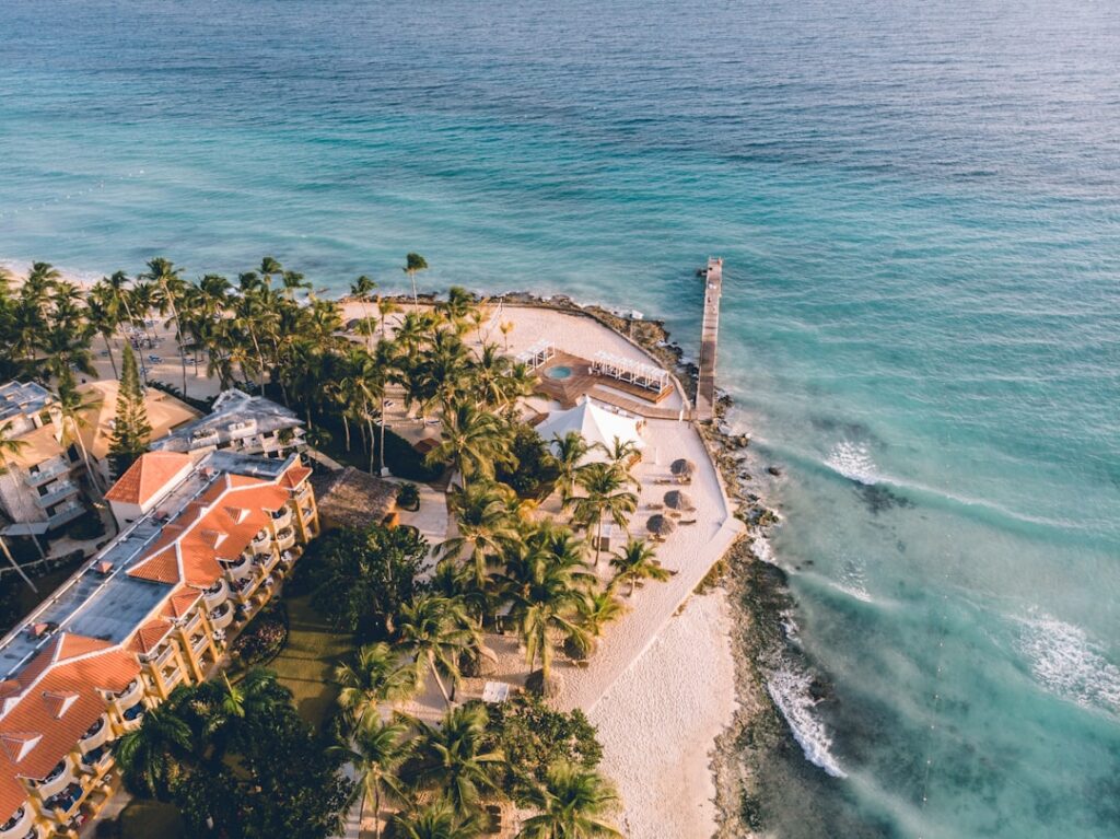 Plaża Bayahibe w Dominikanie w regionie La Romana z charakterystyczną biało-czarną latarnią