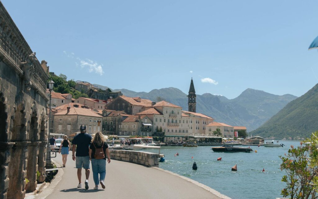 Perast w Czarnogórze z górami i Adriatykiem w tle
