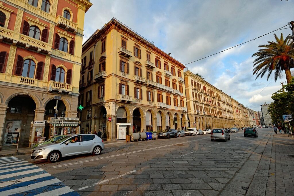 Kolorowe zabudowania w stolicy Sardynii – Cagliari