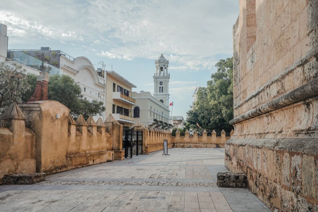 Uliczka w kolonialnej dzielnicy Santo Domingo z kolorowymi budynkami