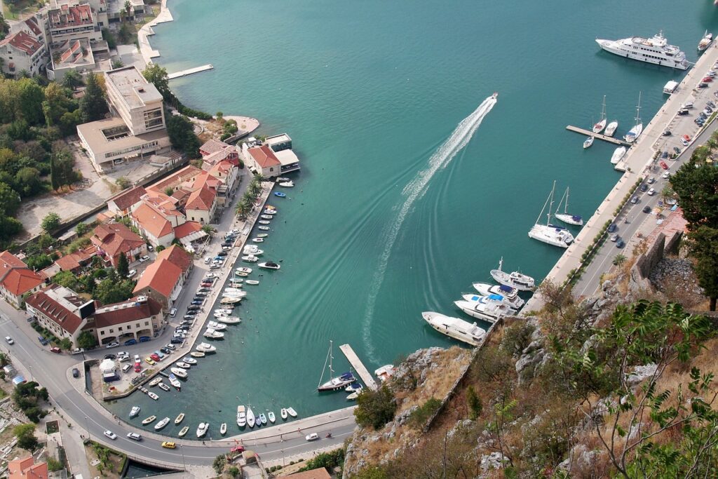Panorama starego miasta Kotor z czerwonymi dachami i Zatoką Kotorską