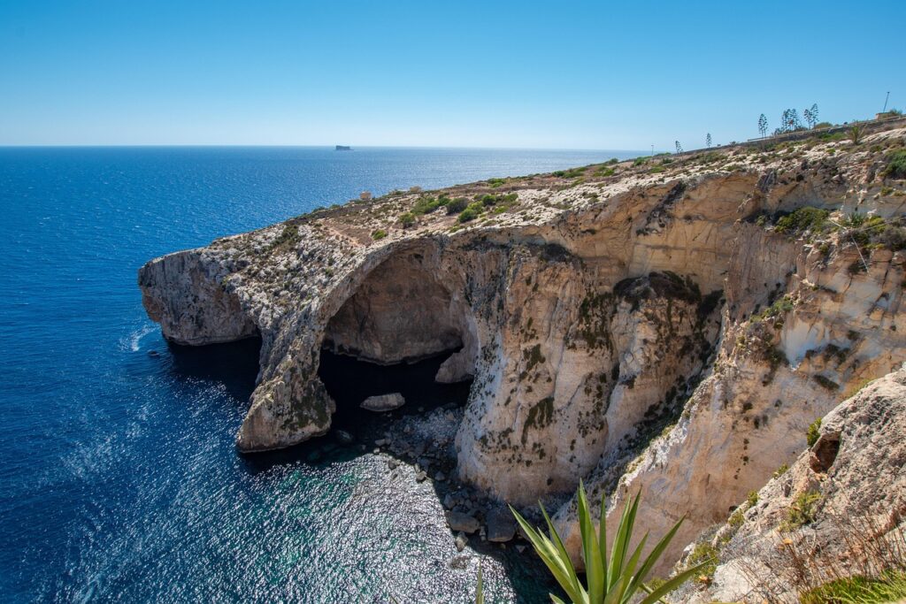 Łodzie turystyczne przy Blue Grotto na Malcie