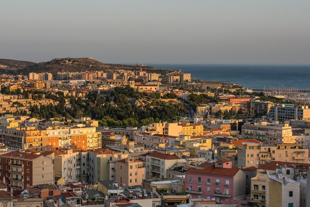 Zabytkowe budowle starego miasta w Cagliari na Sardynii