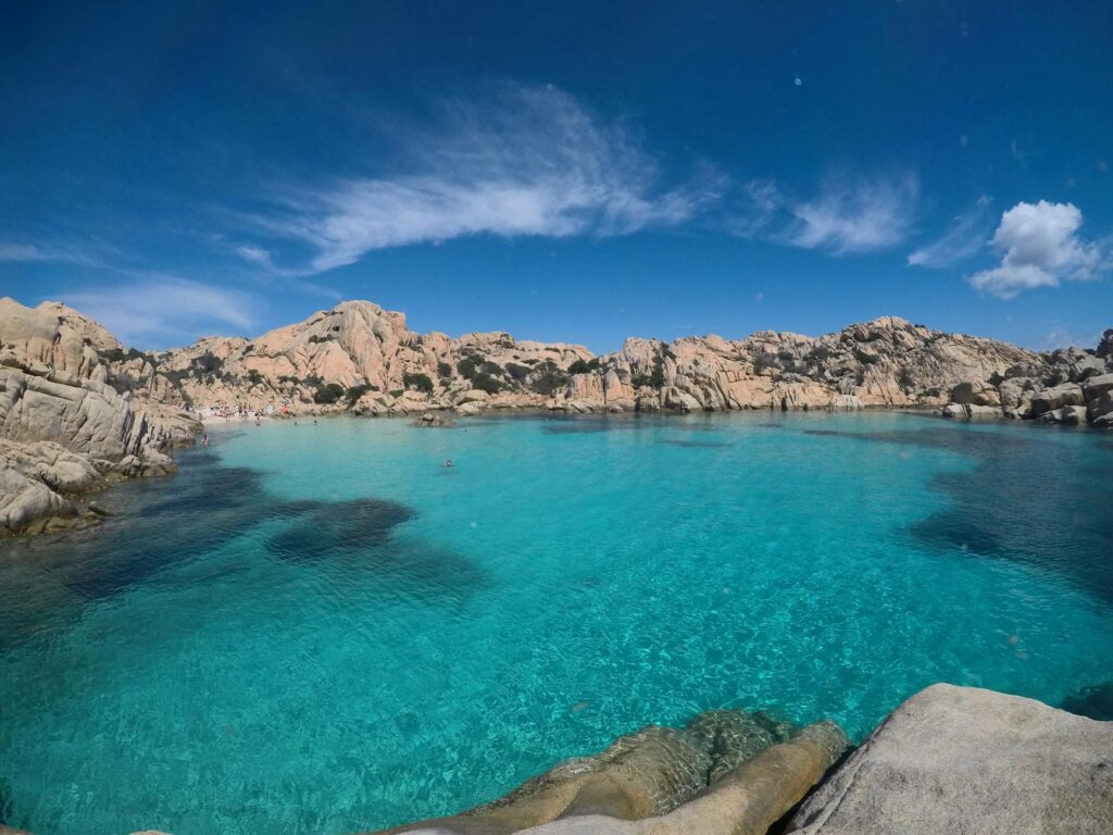 Żaglówki na turkusowej wodzie w archipelagu La Maddalena na Sardynii