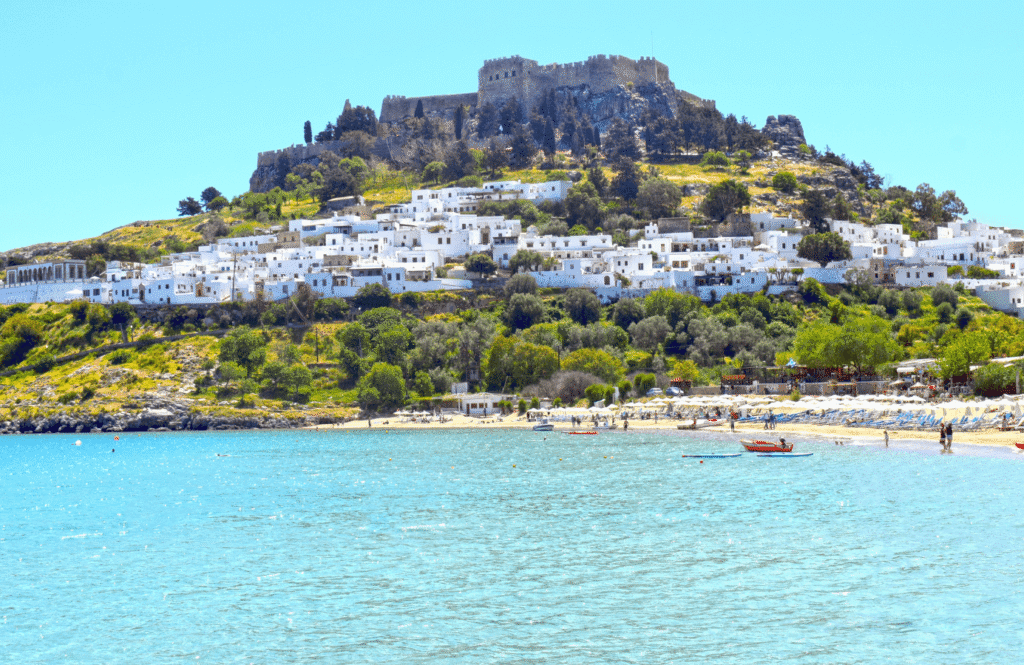Panorama Lindos z Akropolem na wzgórzu – jedno z najczęściej fotografowanych miejsc na Rodos, obecne na lokalnych haftach i ozdobach