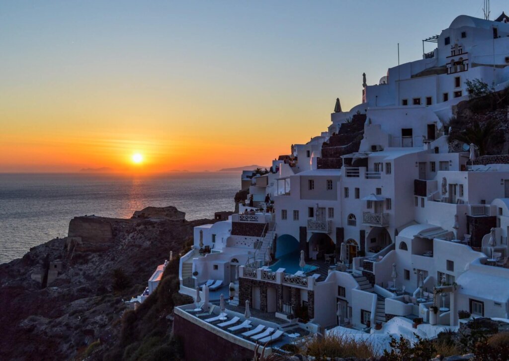 Malowniczy zachód słońca nad białymi budynkami na Santorini