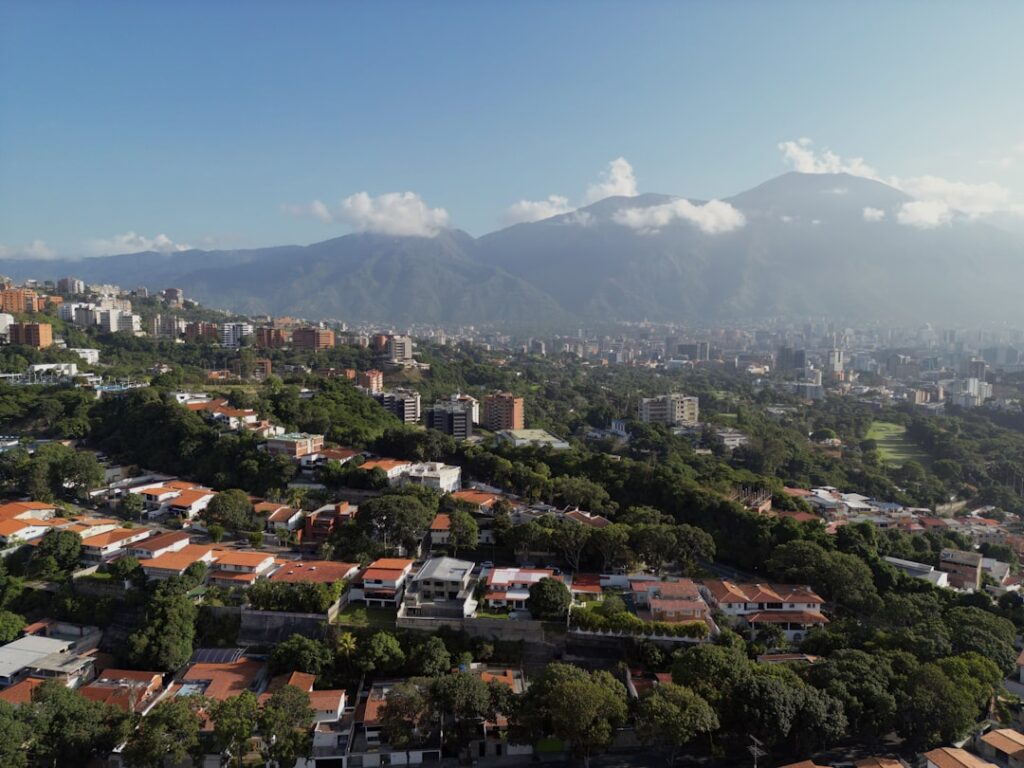 Panorama Caracas na tle gór El Ávila w Wenezueli