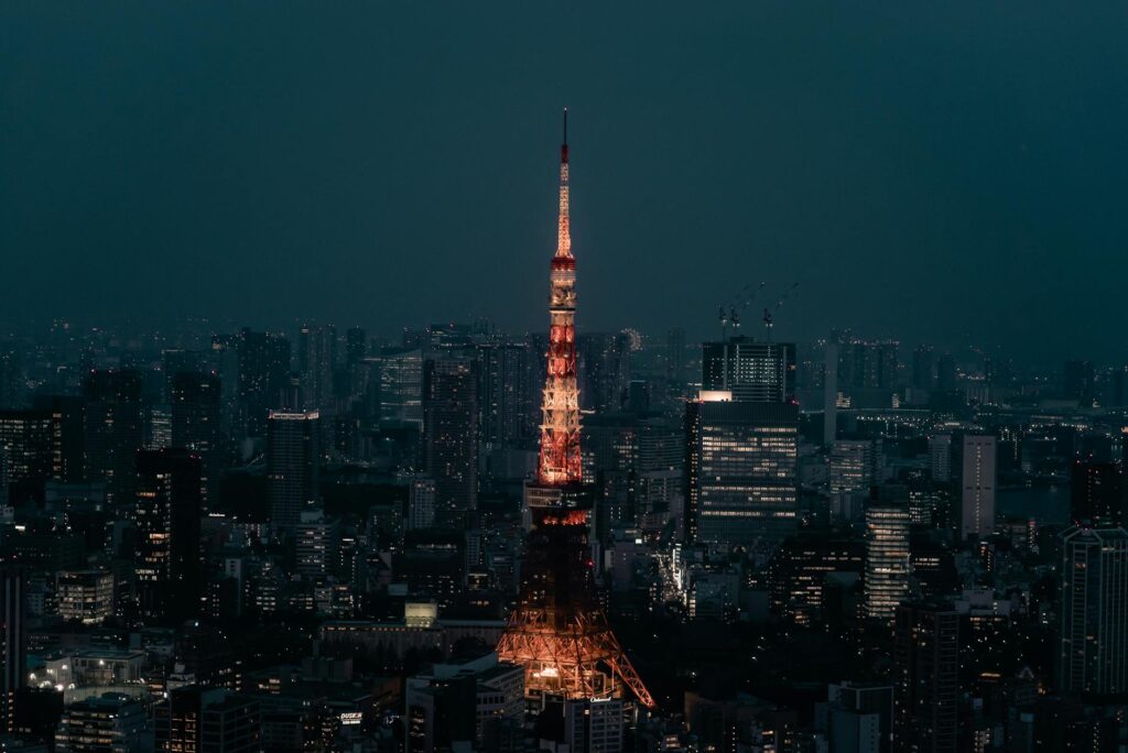 Wieczorny widok na Tokyo Skytree i górę Fuji podczas zachodu słońca