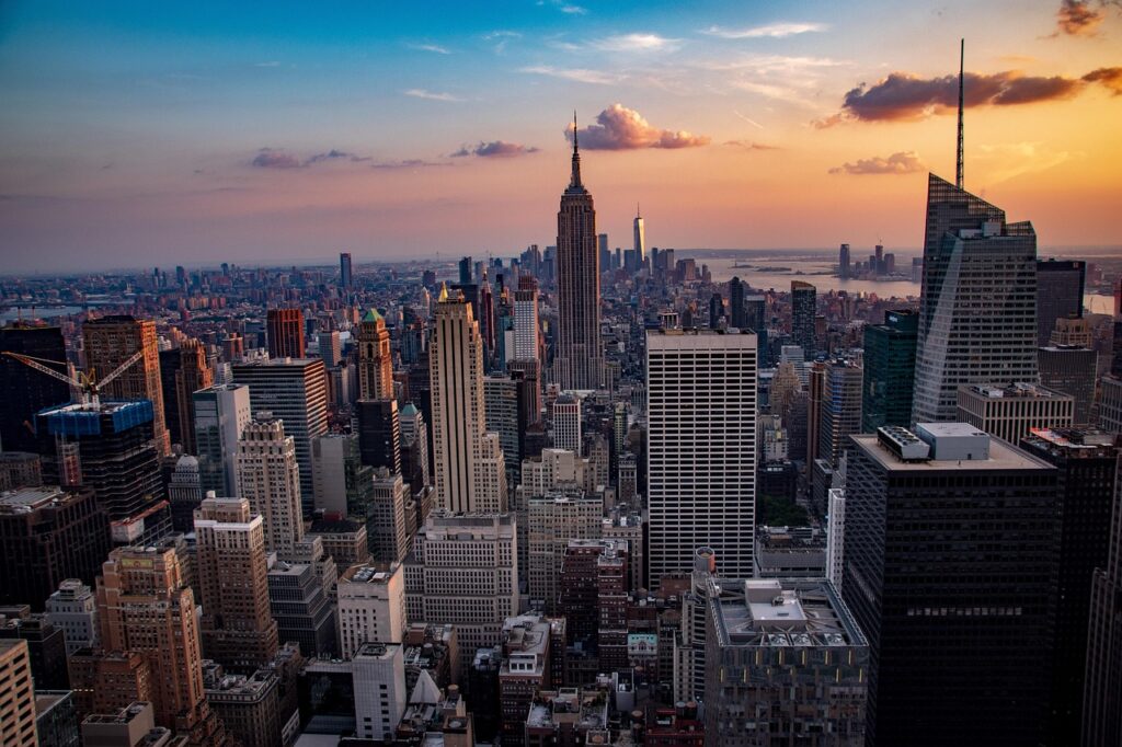 Widok na panoramę Nowego Jorku i Empire State Building o zachodzie słońca