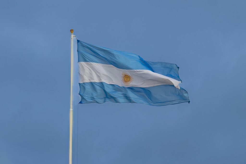 Flagi Argentyny powiewające na tle budynków w Buenos Aires