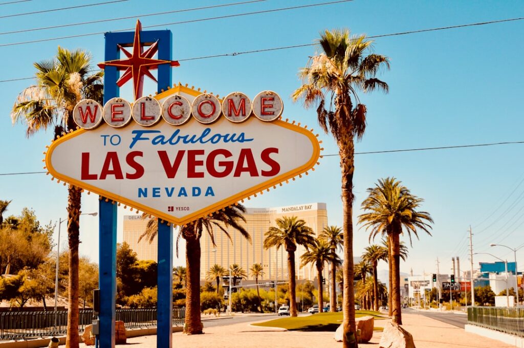 Znak Welcome to Fabulous Las Vegas w Nevadzie o zachodzie słońca