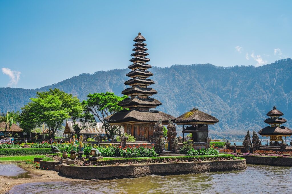 Świątynia Ulun Danu Bratan odbijająca się w tafli jeziora na Bali