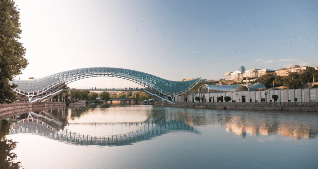 Most Pokoju w Tbilisi nad rzeką Kurą – nowoczesna atrakcja stolicy Gruzji.
