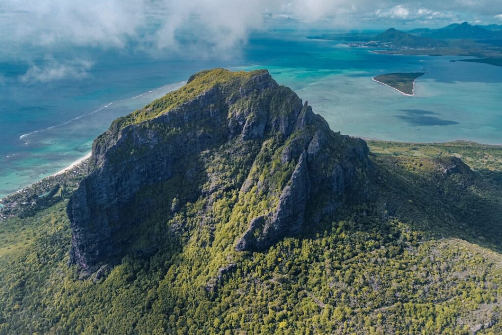 Panorama Mauritiusa z górą Le Morne Brabant otoczoną turkusową laguną i plażami