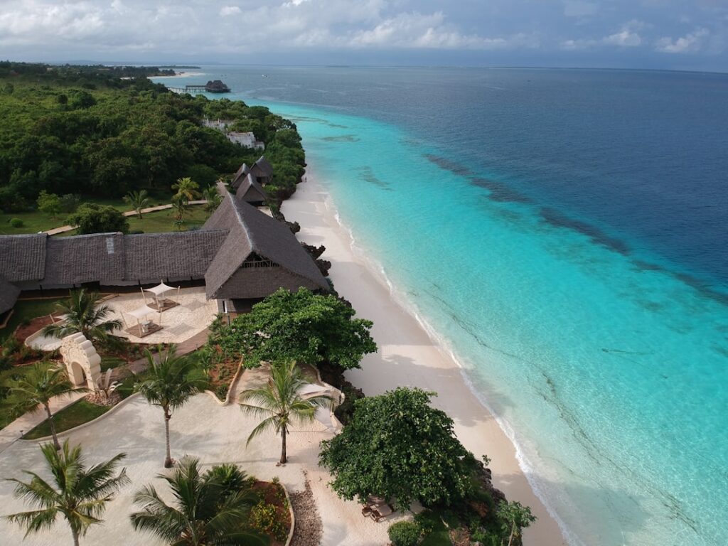 Widok z góry na turkusowe morze i plażę Zanzibaru