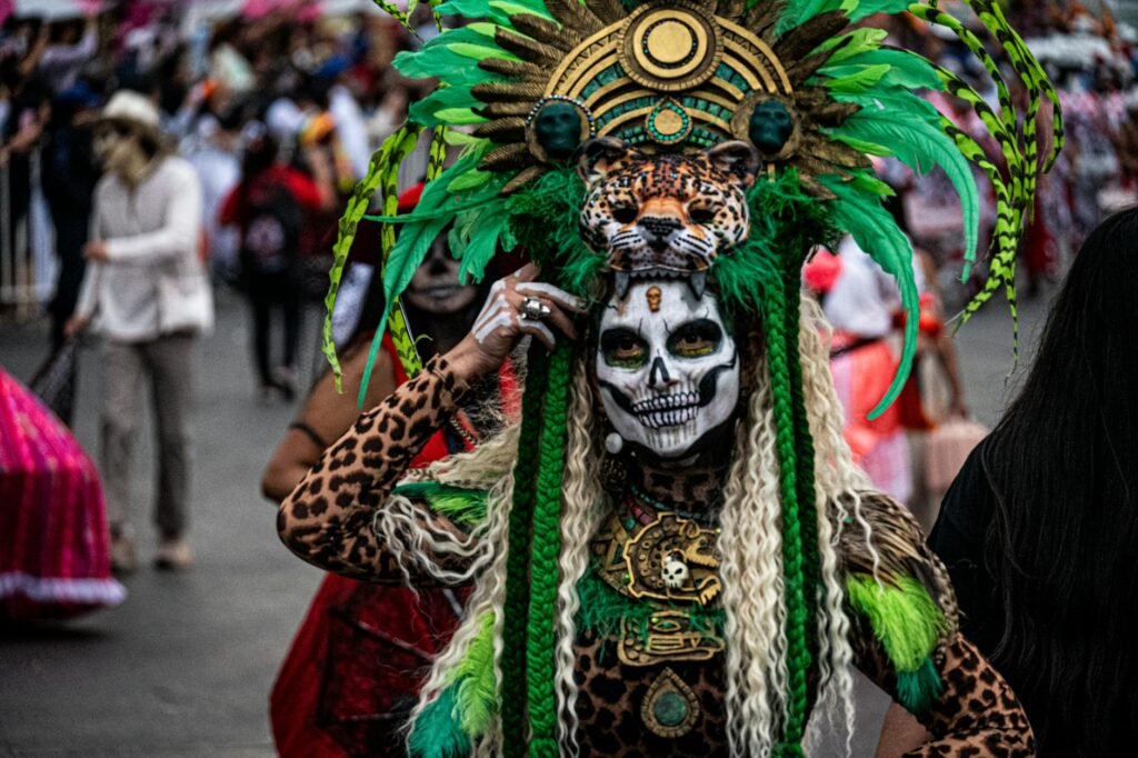 Uliczna parada z wielkimi figurami czaszek podczas obchodów Día de los Muertos w Meksyku