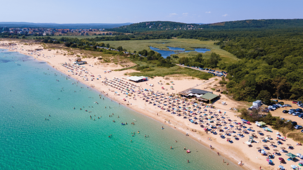 Bułgaria plaża nad Morzem Czarnym – złoty piasek i turkusowa woda na wakacje all inclusive.