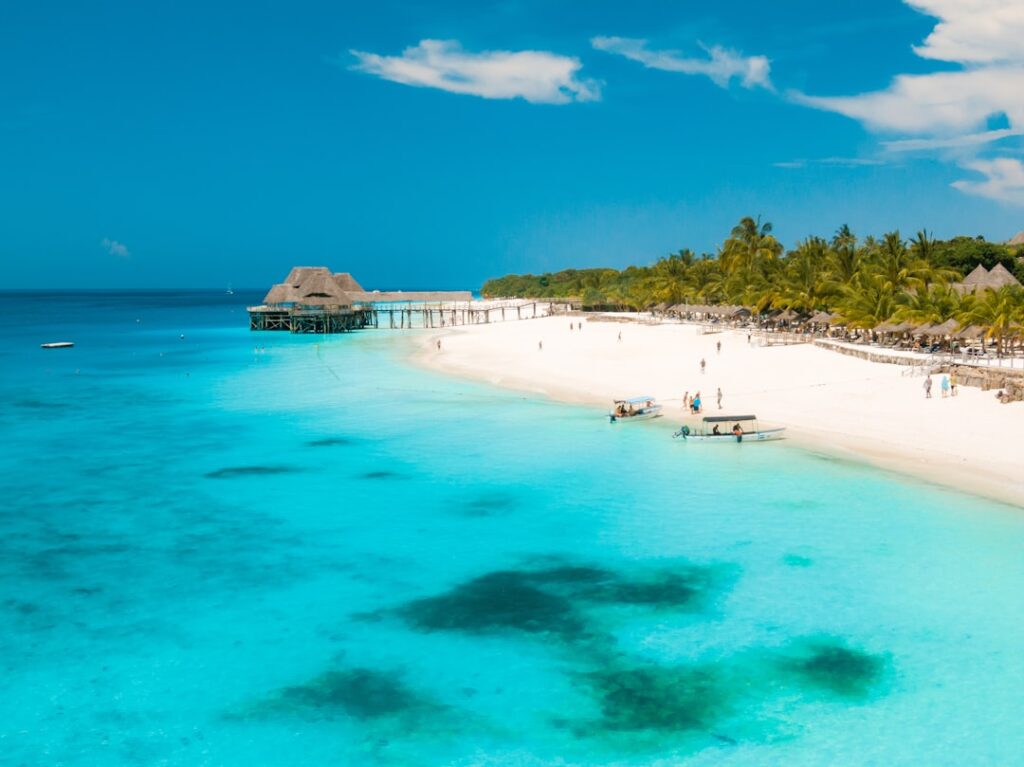 Zanzibar widok z drona na turkusowe morze, plażę i łodzie
