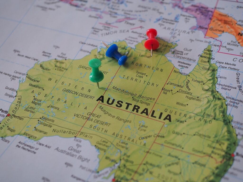 Zbliżenie na mapę z zaznaczoną Australią i stanami