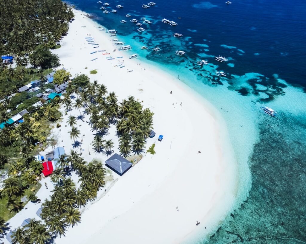 Widok z lotu ptaka na wyspę Siargao z lazurową wodą i zielonymi wzgórzami