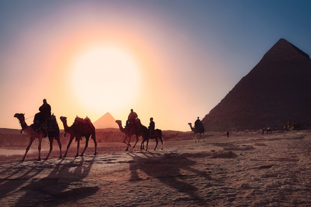 Napis Egypt na piasku symbolizujący zimowe wakacje w Egipcie