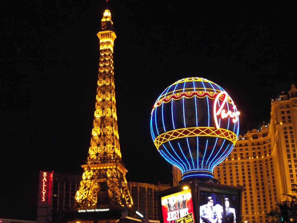 Panorama Las Vegas z hotelem Bellagio i repliką Wieży Eiffla