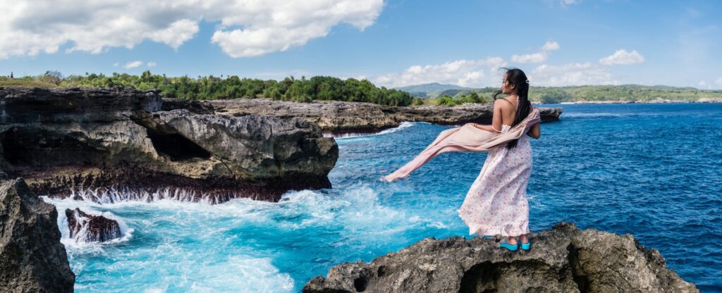 Widok na klify i błękitny ocean u wybrzeży Nusa Penida na Bali