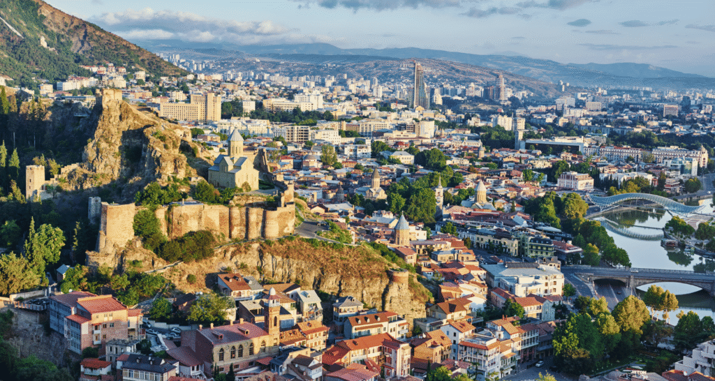 Panorama Tbilisi z twierdzą Narikala i katedrą w centrum stolicy Gruzji.