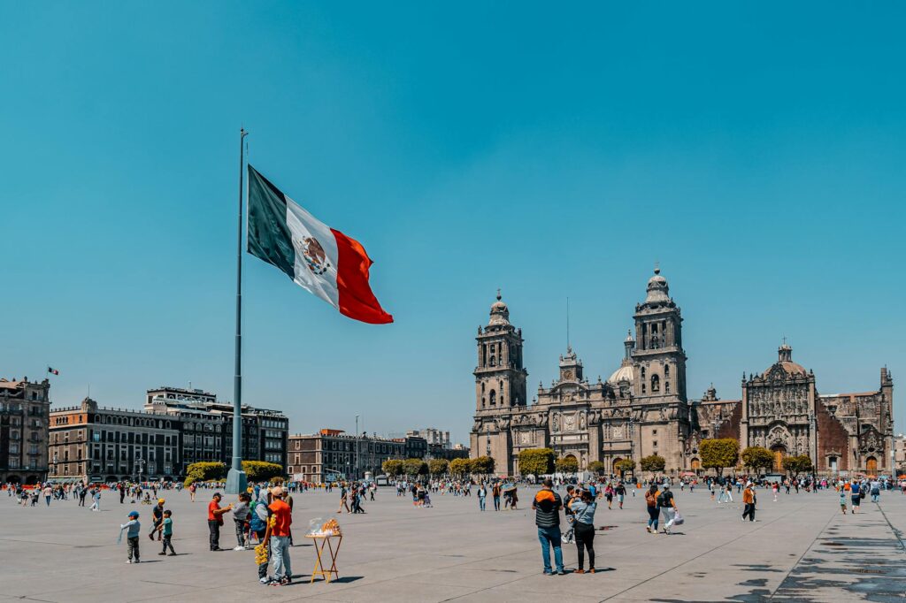 Widok na Katedrę Metropolitalną i flagę Meksyku na placu Zócalo w Mexico City