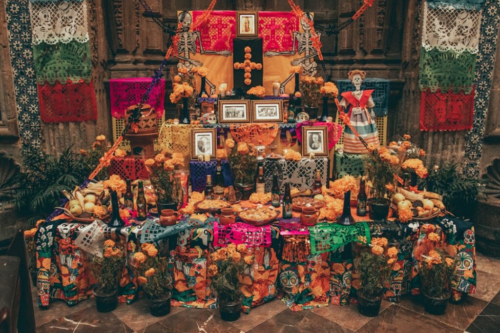Ołtarz ofrenda udekorowany kwiatami, świecami i jedzeniem podczas Día de los Muertos w Meksyku